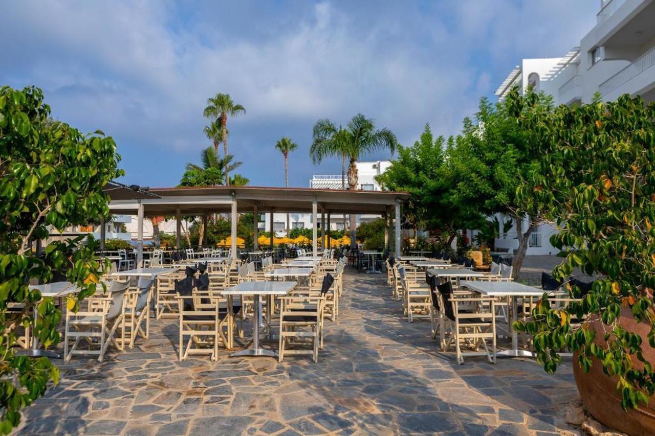 เมย์แฟร์ โฮเต็ล Hotel Paphos ภายนอก รูปภาพ